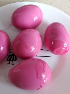 Una foto de Huevos fucsias