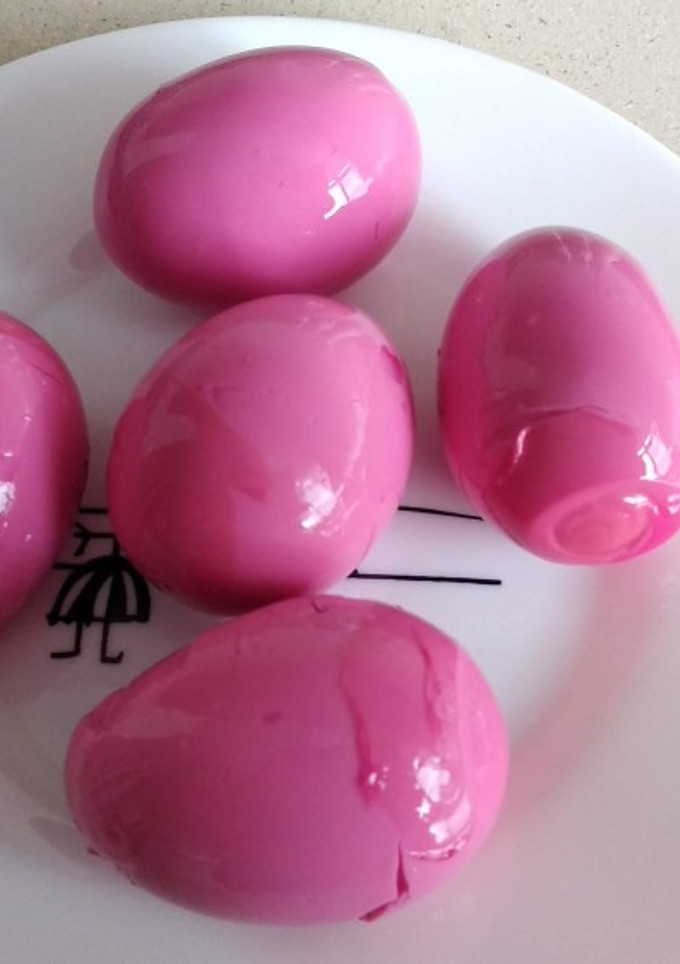 Una foto de Huevos fucsias