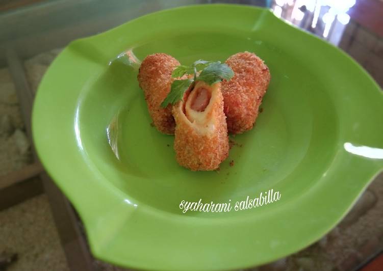 Roti gulung goreng isi sosis, bakso, dan mozarella