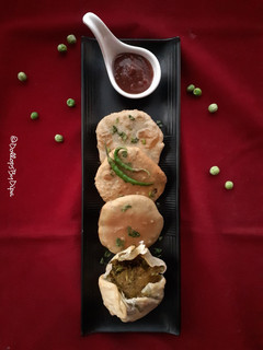 मटर कचौड़ी (Matar Kachori recipe in hindi) रेसिपी मुख्य फोटो