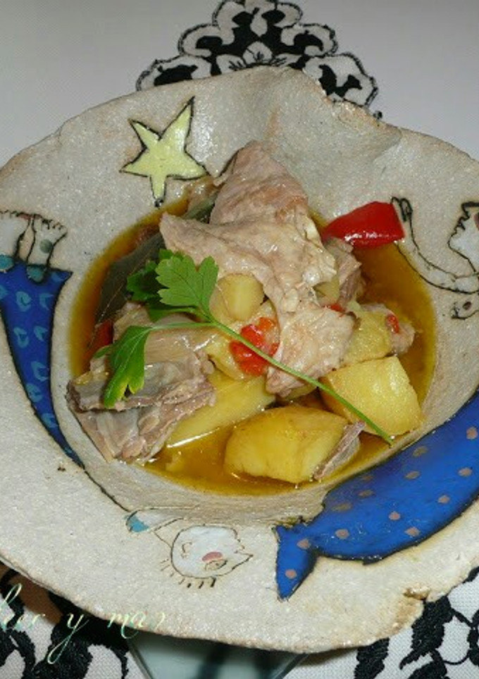 Una foto de Cabrito con chalotas y patatas