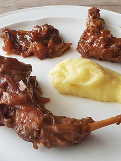 Una foto de Conejo en teriyaki de escabeche estilo Camarlenc