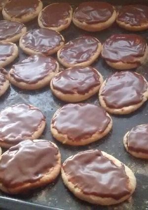 Una foto de Galletitas cubiertas con glaseado de chocolate 🍫😃