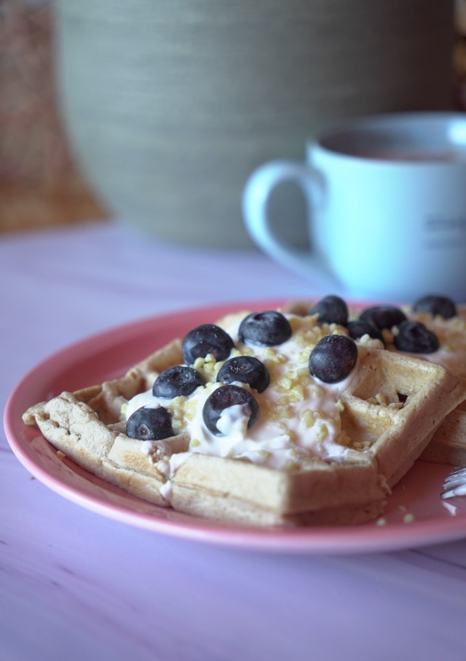 Una foto de Gofres de yogur y arándanos