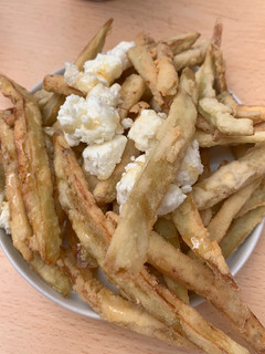 Una foto de Berenjenas fritas con miel y queso de Cabra