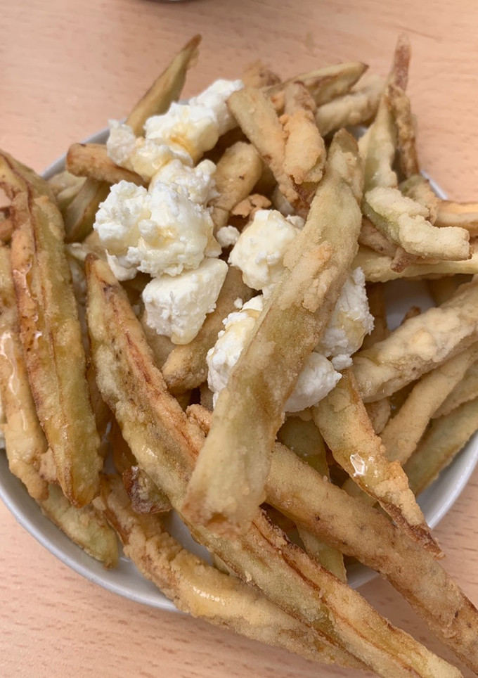 Una foto de Berenjenas fritas con miel y queso de Cabra
