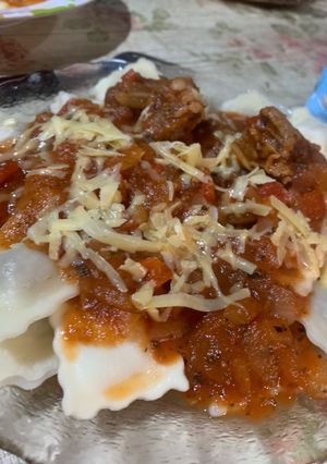 Una foto de Ravioles con salsa