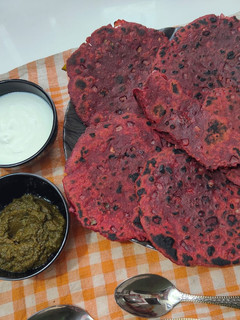 बीटरूट के पराठे(beetroot ke parathe recipe in hindi) रेसिपी मुख्य फोटो