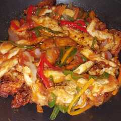 Una foto de Tiras de pollo con verduras