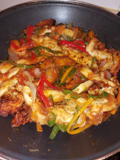 Una foto de Tiras de pollo con verduras