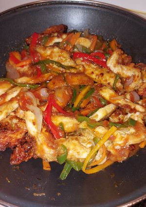 Una foto de Tiras de pollo con verduras