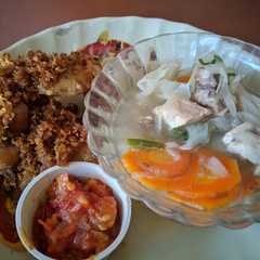 รูปของ Ayam goreng lengkuas dan sop ayam