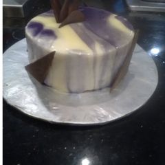 A picture of White mirror glaze.