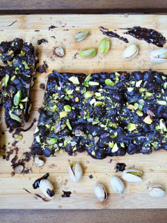 Una foto de Barritas de garbanzos y pistachos con chocolate