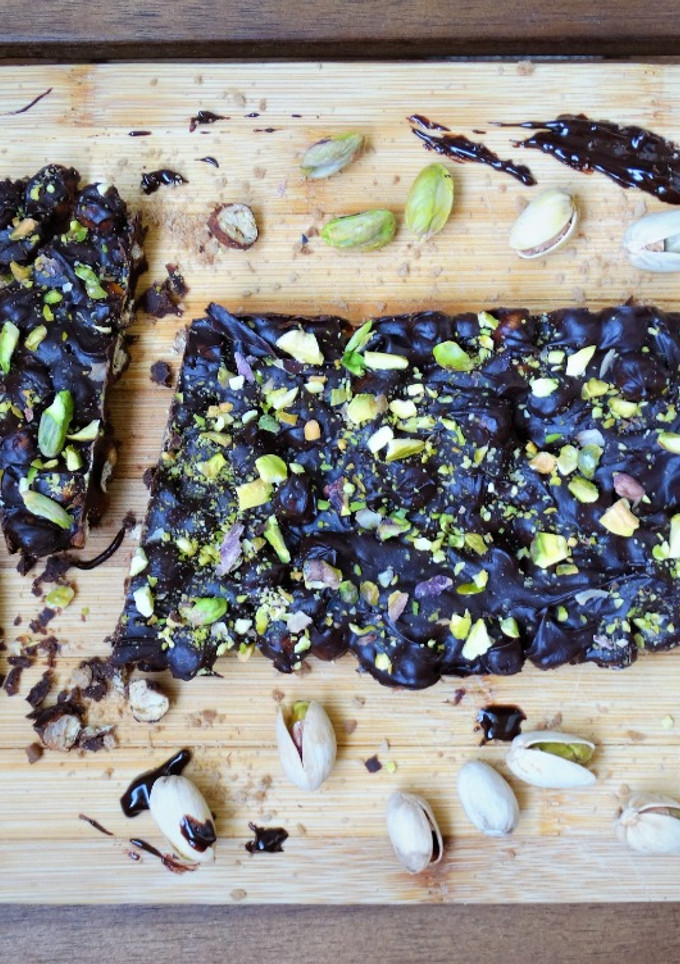Una foto de Barritas de garbanzos y pistachos con chocolate