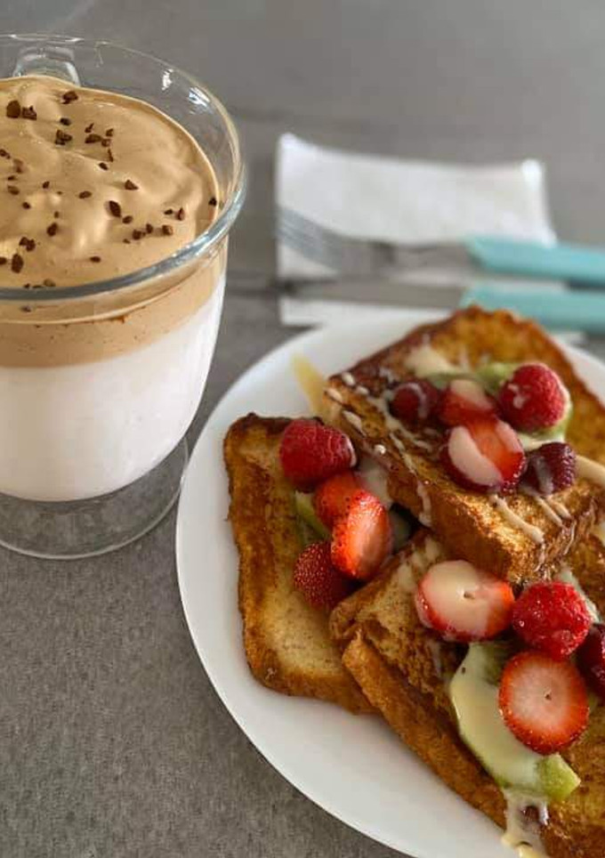 Una foto de Pan francés con fresas