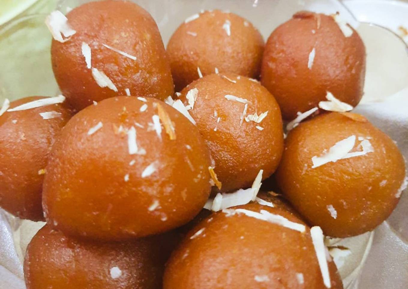 Zafarani Gulab jamun