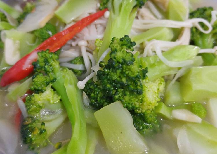 Langkah memasak Tumis brokoli + jamur enoki yang Bikin Ngiler