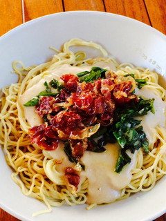Una foto de Pasta Carbonara con albahaca a mi estilo