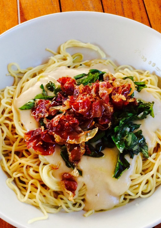 Una foto de Pasta Carbonara con albahaca a mi estilo