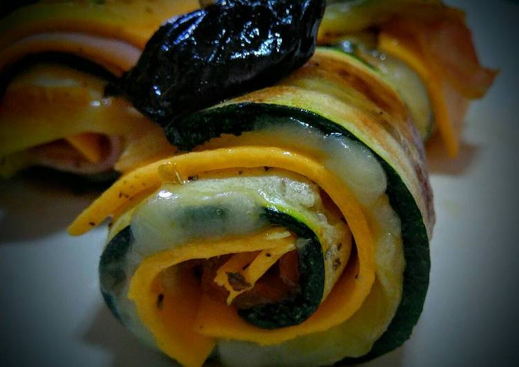 Calabacín en rollos con brotes de ciruelas pasas