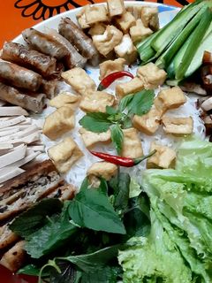 Hình của món Mâm cuốn mùa Xuân.