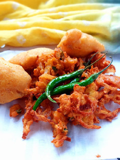 A picture of Kanda bhaji.