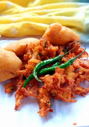 A picture of Kanda bhaji.