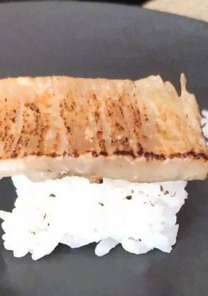 Una foto de Nigiri de papada