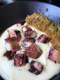 Pulpo sobre Parmentier en vinagreta de trigueros y tomates. Thermomix