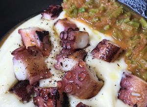Foto principal de Pulpo sobre Parmentier en vinagreta de trigueros y tomates. Thermomix