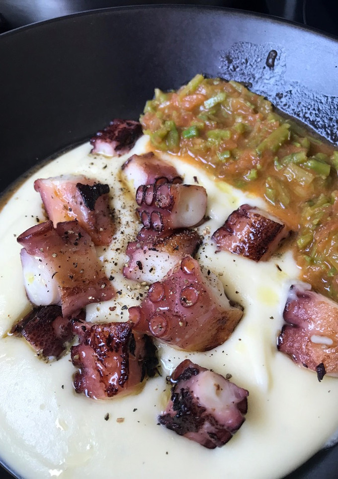Una foto de Pulpo sobre Parmentier en vinagreta de trigueros y tomates. Thermomix