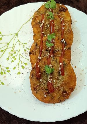 A picture of Chawal ke Aate ki instant tikki.
