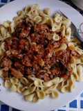 Pasta con salsa de pollo picadito