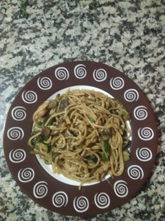Una foto de Espaguetis con verduras y salsa de soja