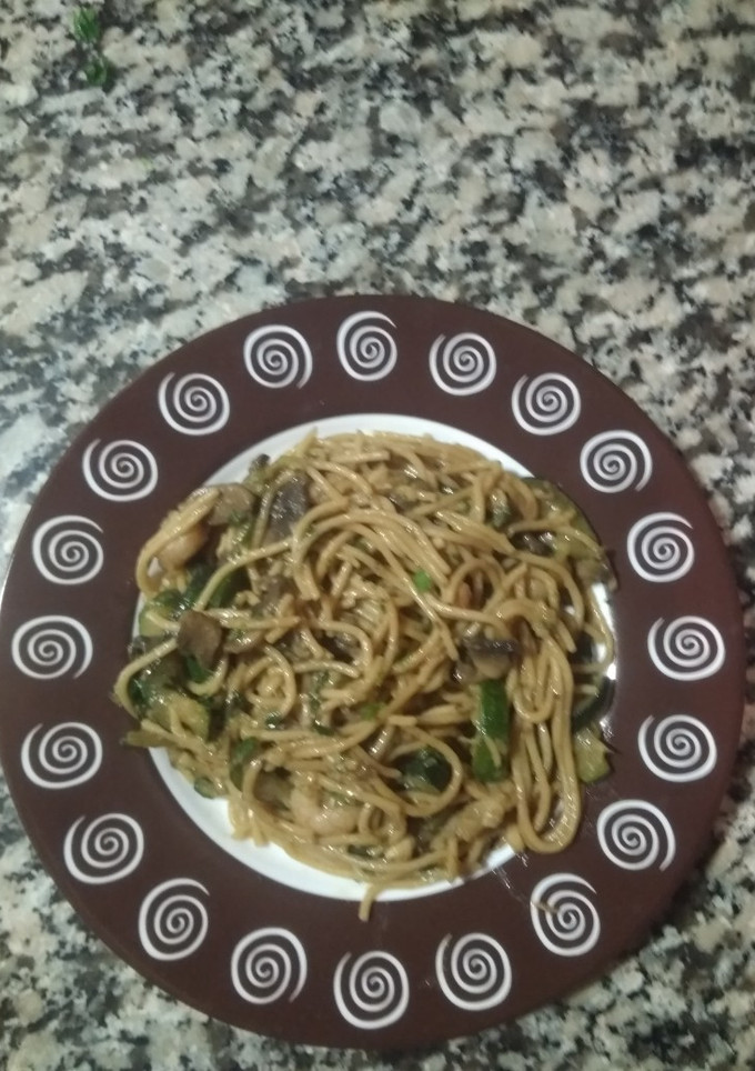 Una foto de Espaguetis con verduras y salsa de soja
