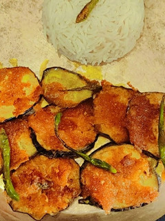 बैंगन भाजा(baingan bhaja recipe in Hindi) रेसिपी मुख्य फोटो