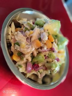 Una foto de Ensalada Fresca de Pollo y Aguacate