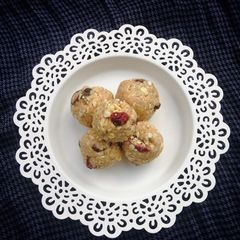 A picture of Oatmeal Cookie Energy Bites.