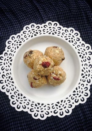 A picture of Oatmeal Cookie Energy Bites.