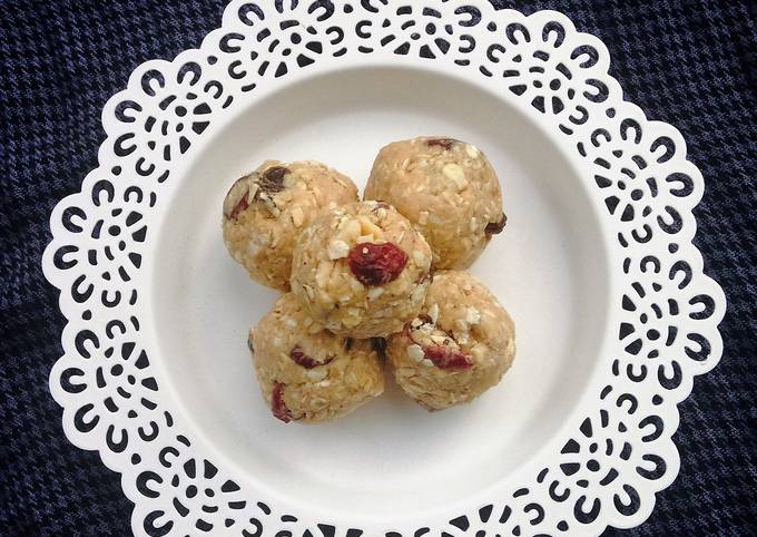 Oatmeal Cookie Energy Bites