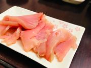 Una foto de cebiche de atun con soya