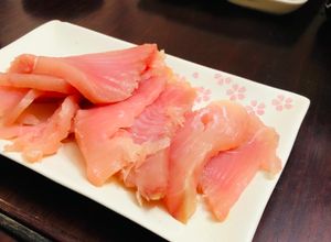 Una foto de Cebiche de atún de aleta amarilla Japonés SASHIMI🇺🇾🇯🇵キハダマグロの刺身
