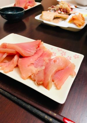 Una foto de Cebiche de atún de aleta amarilla Japonés SASHIMI🇺🇾🇯🇵キハダマグロの刺身