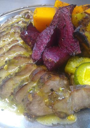 Una foto de Bondiola asada con verduras asadas