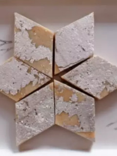 કાજુ કતરી (Kaju Katli Recipe In Gujarati) રેસીપી મુખ્ય ફોટો