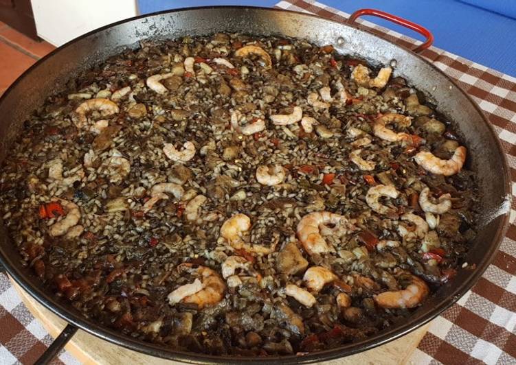 Arroz negro con rape y calamar al alioli a la leña