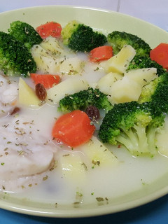 Una foto de Medallones de merluza con brócoli, patata, zanahoria y caldo de pollo