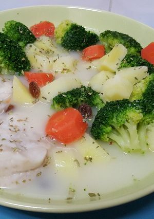 Una foto de Medallones de merluza con brócoli, patata, zanahoria y caldo de pollo