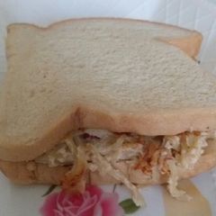 A picture of Sallie's Noodle sandwich.